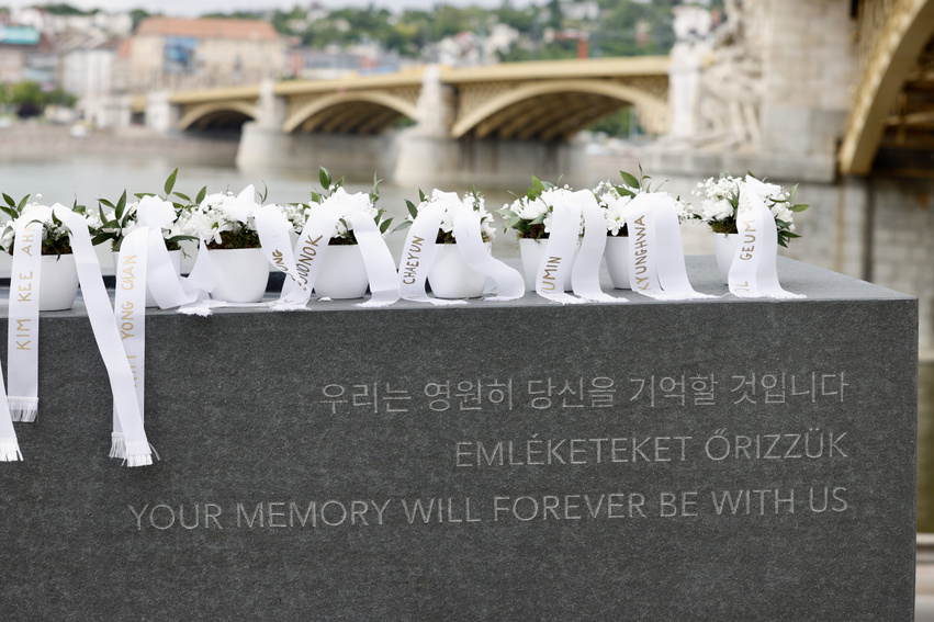 A Hableány tragédia évfordulójára a Külügyminisztérium, a Főpolgármesteri Hivatal, a belvárosi önkormányzat és a koreai nagykövetség közösen emlékművet állíttatott, melyet egy magyar–koreai alkotópáros készített el