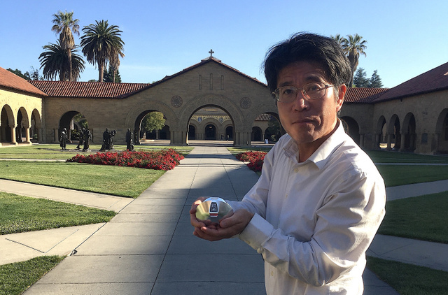 A Gömböc, ez a magyar tudományos felfedezés még a Stanford Egyetemre is eljutott, a képen Tadashi Tokieda, híres matematikus kezében látható