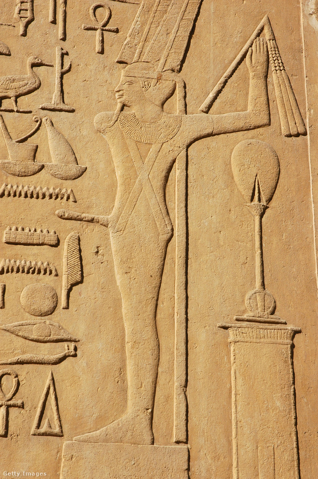 Amun-Min isten egy templombeli domborművön