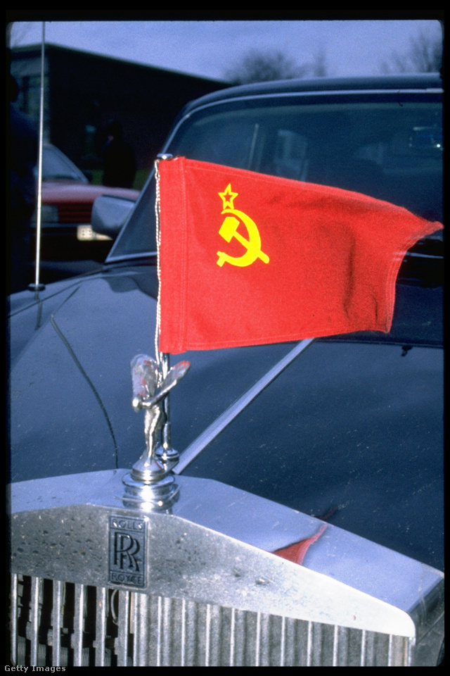 Szovjet zászló a kapitalizmus jelképének számító Rolls-Royce-on Mihail Gorbacsov főtitkár 1985-ös angliai látogatásakor