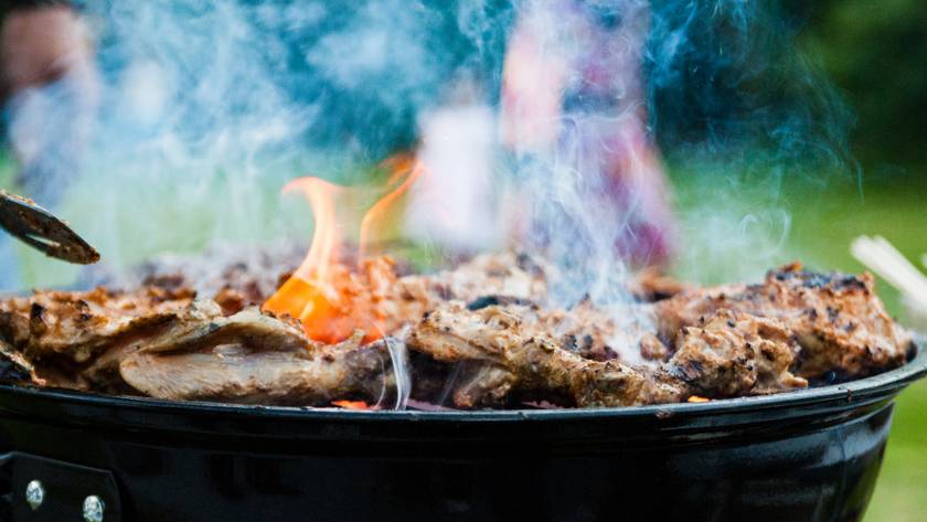 Nem érdemes megspórolni grillezés előtt a pácolást, mert az olaj és a savak sokat puhítanak a húson