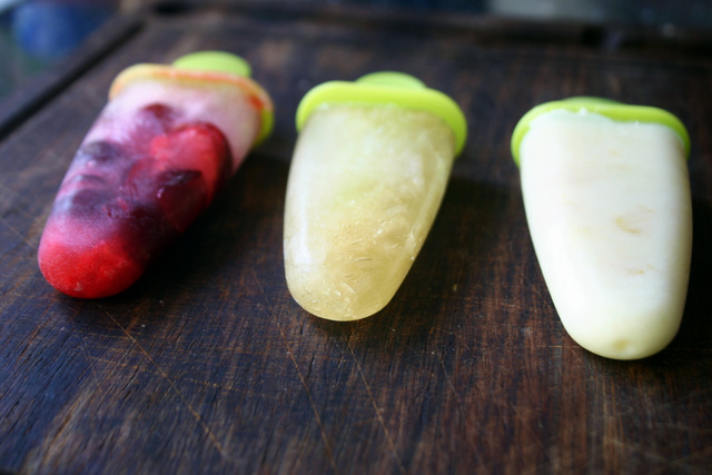 Bal oldalon a gyümölcsdarabos szörpös, középen almaleves, jobbra nektarinos joghurtos
