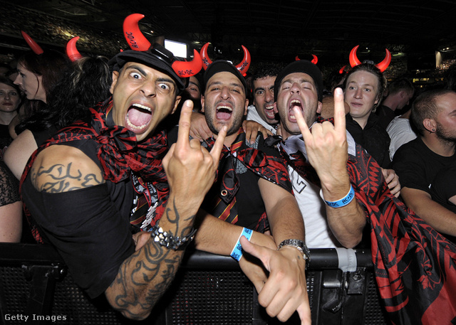 AC/DC-rajongók az ausztrál rockzenekar melbourne-i koncertjén