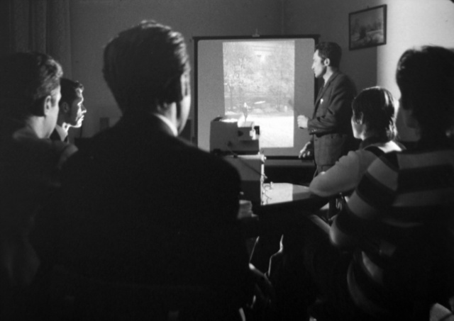 Az állambiztonság munkatársai operatív eszközzel készült titkos fotó kiértékelésén vesznek részt. Képkocka a Belügyminisztérium Filmstúdiójának oktatófilmjéből, 1980