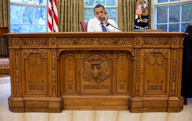 Barack Obama a Resolute-íróasztalnál 2009-ben