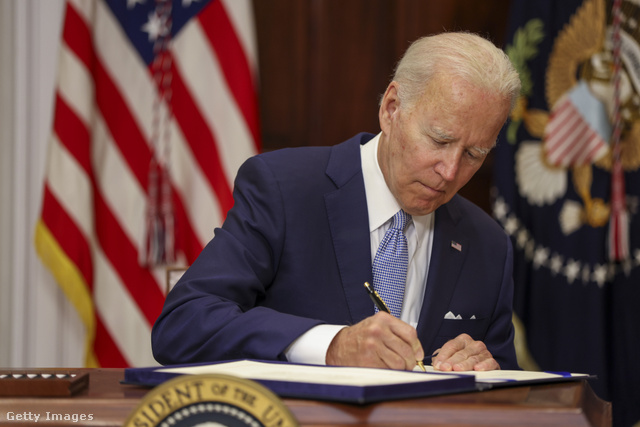 Joe Biden elnök aláírja a szigorításról szóló törvényt