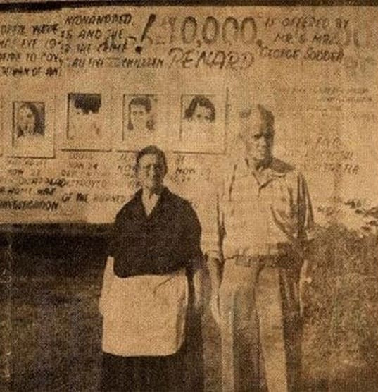 George és Jennie Sodder az ekkor már 10 ezer dolláros díjról szóló óriásplakát előtt