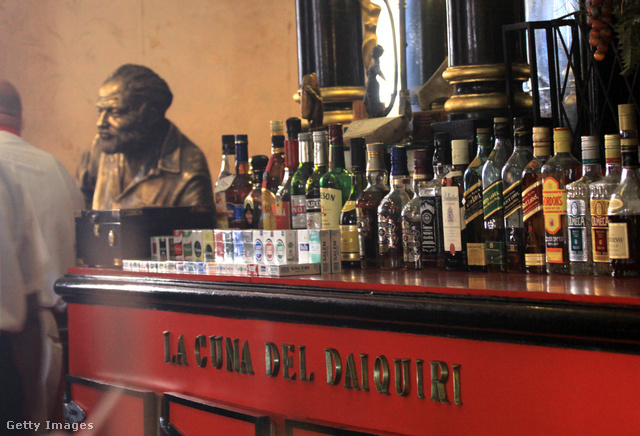 A La Floridita bár Havannában, Hemingway mellszobrával