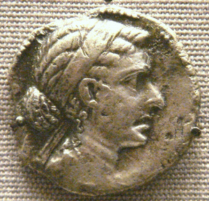 Ezüstpénz Kleopátra arcképével