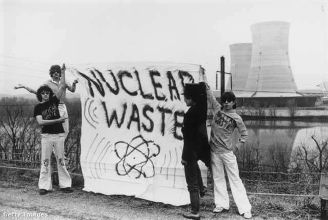 Atomenergia-ellenes tüntetők az erőműnél