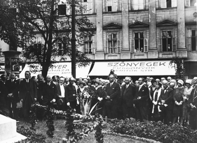 A Nemzetközi Orvostörténeti Kongresszus résztvevői tisztelegnek Semmelweis Ignác szobránál. Középen virágcsokorral a kezében Tormay Cécile, a Magyar Asszonyok Nemzeti Szövetsége képviseletében