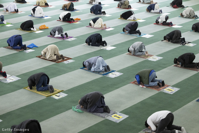 Londonban a hívők így imádkoznak a ramadán végén 2021-ben
