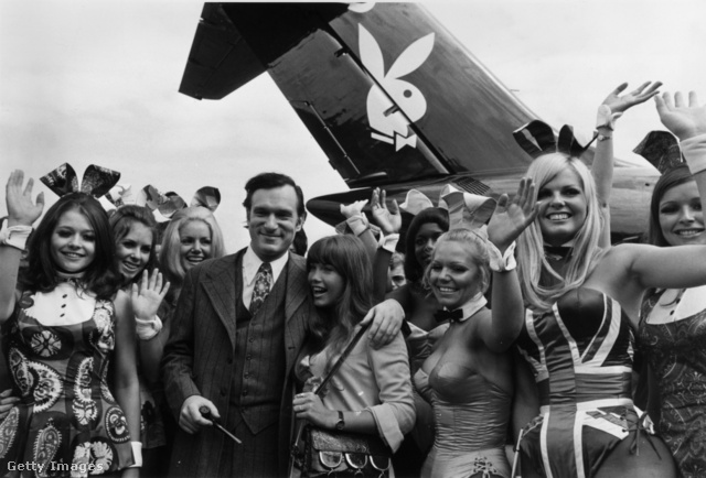 Hugh Hefner és „lányai” a londoni Heathrow repülőtéren 1970-ben