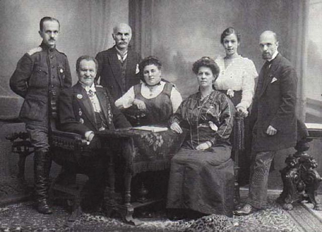 Karl Bulla (1853–1929) és családja a fotóstúdiójukban, Viktor (1883–1938) a két jobb szélén áll felesége mellett