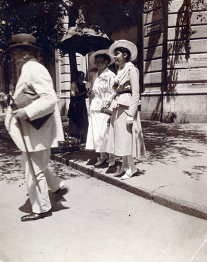 Járókelők az Arany Sas Fogadó helyén épült Országos Kaszinó előtt, 1921-ben
