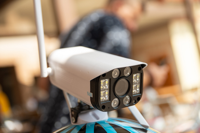 Otthonunk biztonsága érdekében érdemes preventív intézkedéseket tennünk, például biztonságtechnikai robotot beszereznünk, amely kamerájával 360 fokos látószöggel rendelkezik