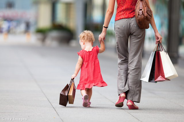 Ha partnernek tekintjük a gyermekünket, könnyebb dolgunk lehet vásárlás közben is: hadd ismerje meg a szabályokat hamar!