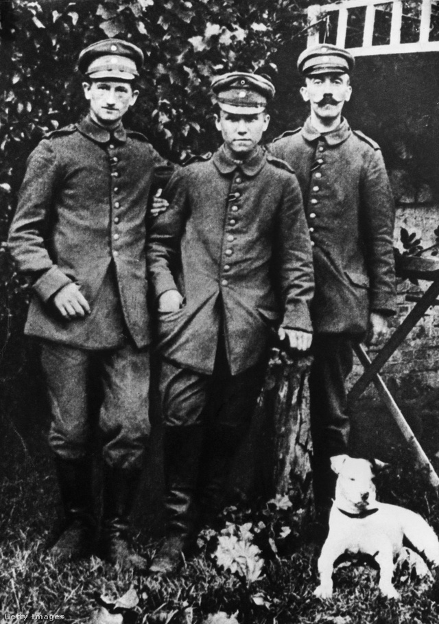Hitler (a kép jobb oldalán) a fronton 1914-ben