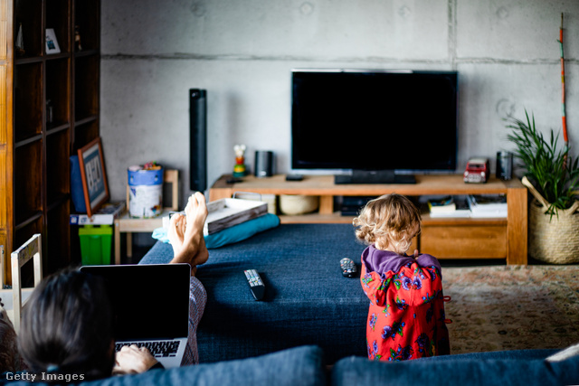Sok otthonnak máig központi berendezési tárgya egy tévé, így gyakran kerül a gyerek szeme elé is