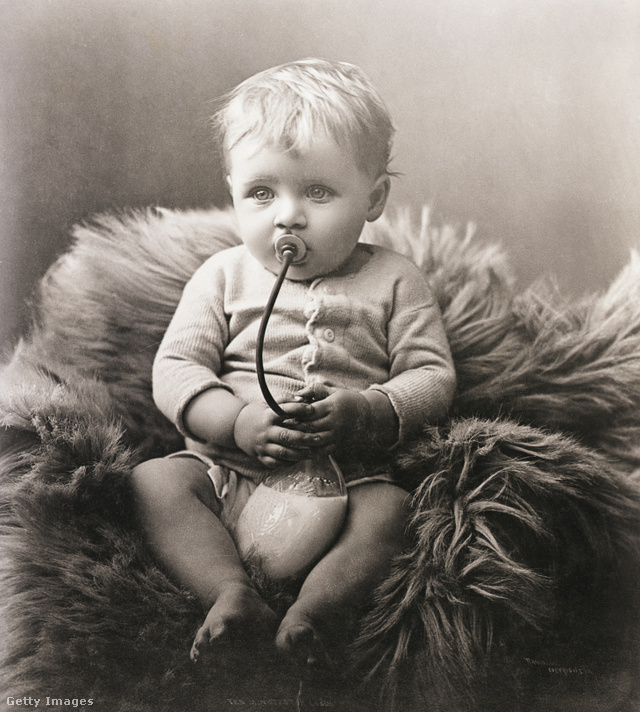 Cumis szívócsövön át iszik tejet egy kisgyerek az 1890-es években