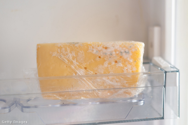 Műanyag fóliába csomagolva a hűtőben is megpenészedik a sajt