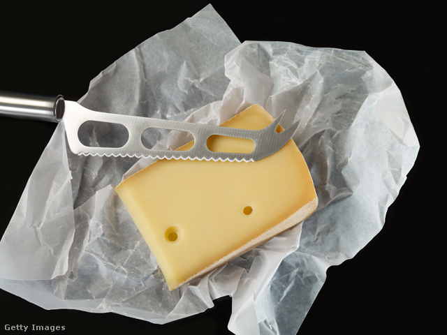 A sajt tárolására a sajtpapír vagy a zsírpapír a legjobb megoldás