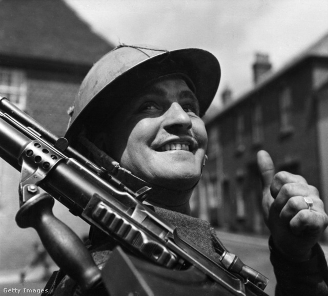Brit katona a „lájk” kézjelet mutatja a normandiai partraszállás napján, 1944. június 6-án