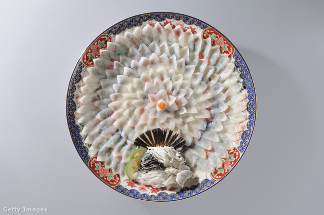 Művészien elrendezett ételkompozíció a fugu húsából