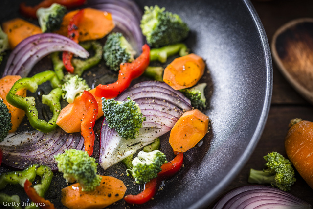 A forró serpenyőben készített zöldségeknek gazdagabb az íze