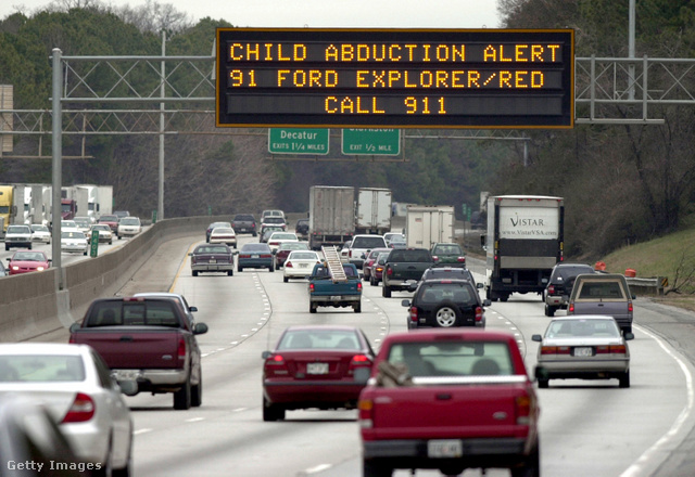 Az Amber Alert a gyakorlatban: az elrabolt gyereket egy piros Ford Explorerben vitték el, aki látta, hívja a rendőrséget