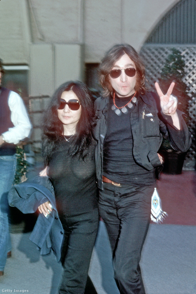 John Lennon a béke szimbólumaként mutatja fel a V-jelet