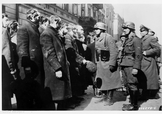 Német SS-katonák lengyel zsidókat tartóztatnak le a varsói gettóban