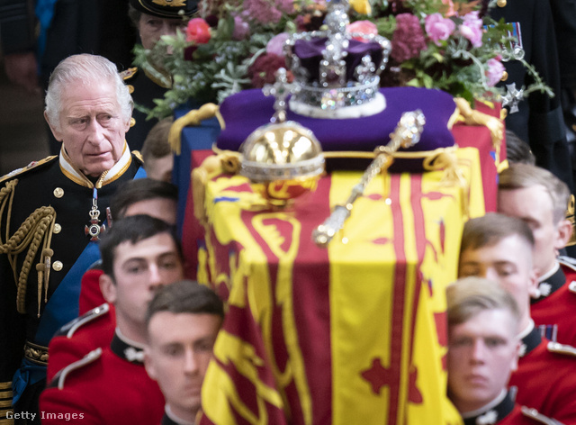 II. Erzsébet temetésén a birodalmi korona került a királynő koporsójára, melynek kísérői között III. Károly is ott volt