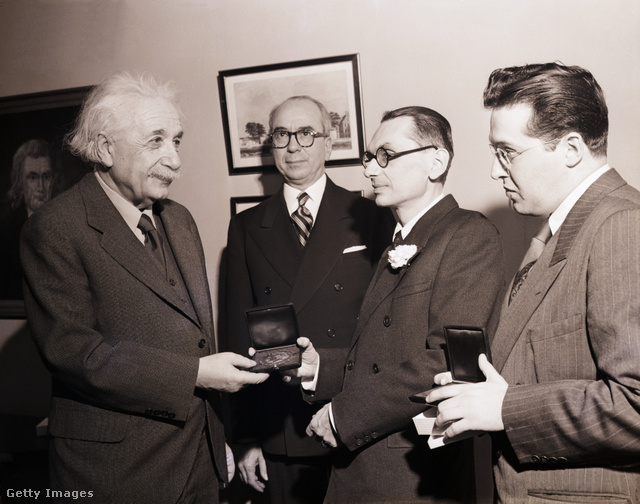 Albert Einstein a róla elnevezett tudományos díjat nyújtja át kollégájának