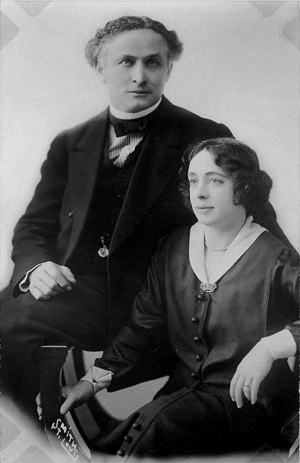 Harry Houdini feleségével, Bess-szel