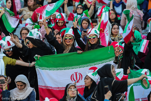 Iráni nők futballmeccsen – amikor éppen megtehették
