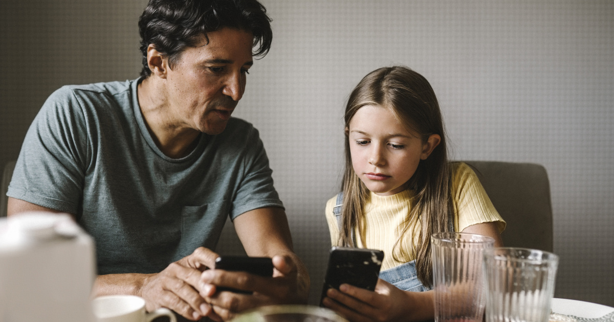 A szülő felelőssége, mennyi időt tölt a gyerek az okostelefonjával