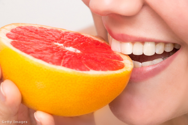 A grépfrút savassága károsíthatja a fogakat