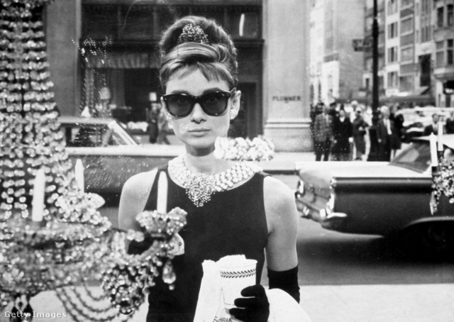 A Hepburn által az Álom luxuskivitelben című filmben viselt fekete ruha ikonikussá vált