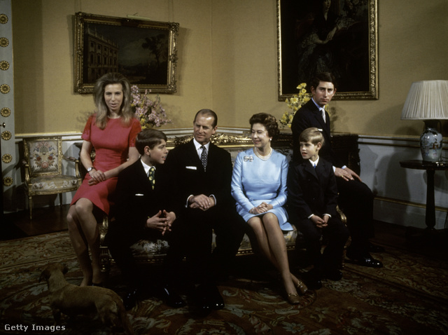 Családi fotó 1972-ből: Anna hercegnő, András herceg, Fülöp herceg, a királynő, Eduárd és Károly hercegek