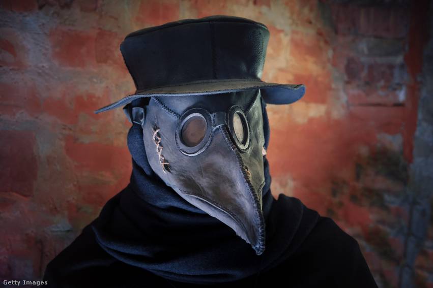 A pestisdoktorok a 17. századtól hosszú viaszos köpenyt, valamint madárcsőrre emlékeztető maszkot hordtak. Mindkettőnek az volt a célja, hogy minél kevésbé érintkezzenek a halottakkal és az őket körülvevő fertőző levegővel