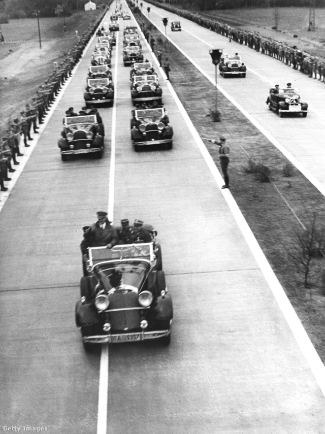 Hitler egy autópálya-szakasz avatóünnepségén
