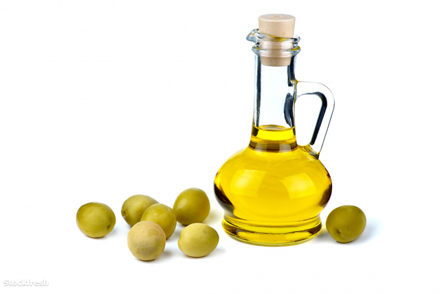 stockfresh 257604 small-decanter-with-olive-oil-and-some-olives-