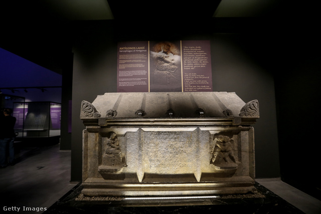A szerelmes levél mellett Antigonus szarkofágja az egyik nevezetes látványosság a múzeumban