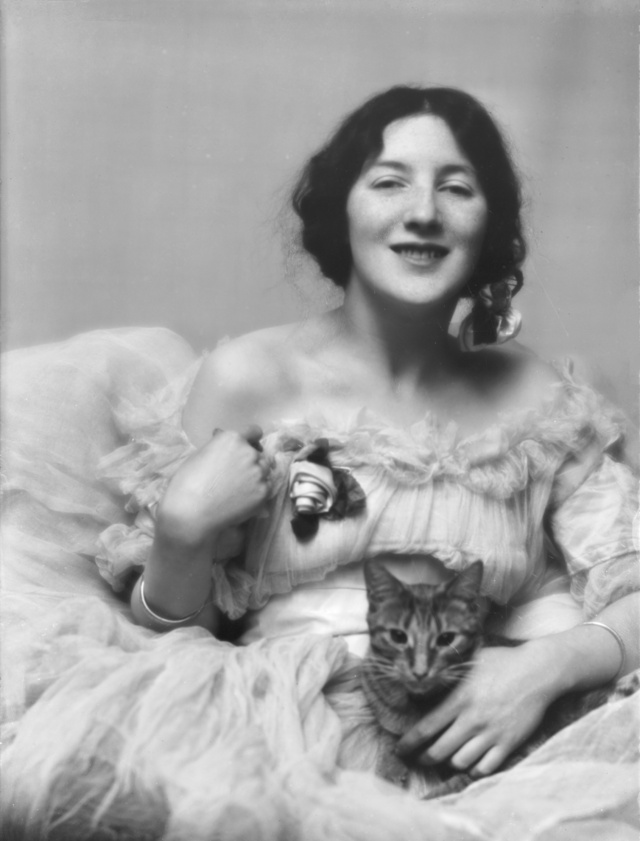 Audrey Munson (1891–1996) modellfotón az 1910-es évek elején