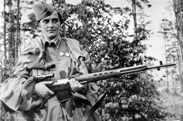 Pavlicsenko a fegyverével (beállított propagandafotó)