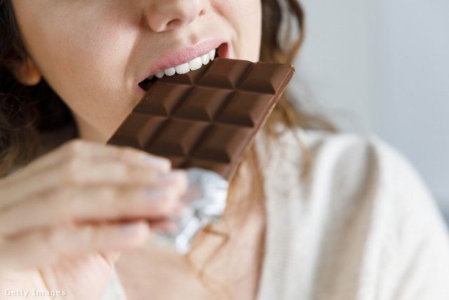 A menstruációt megelőző napokban a nők jobban vágynak édességre