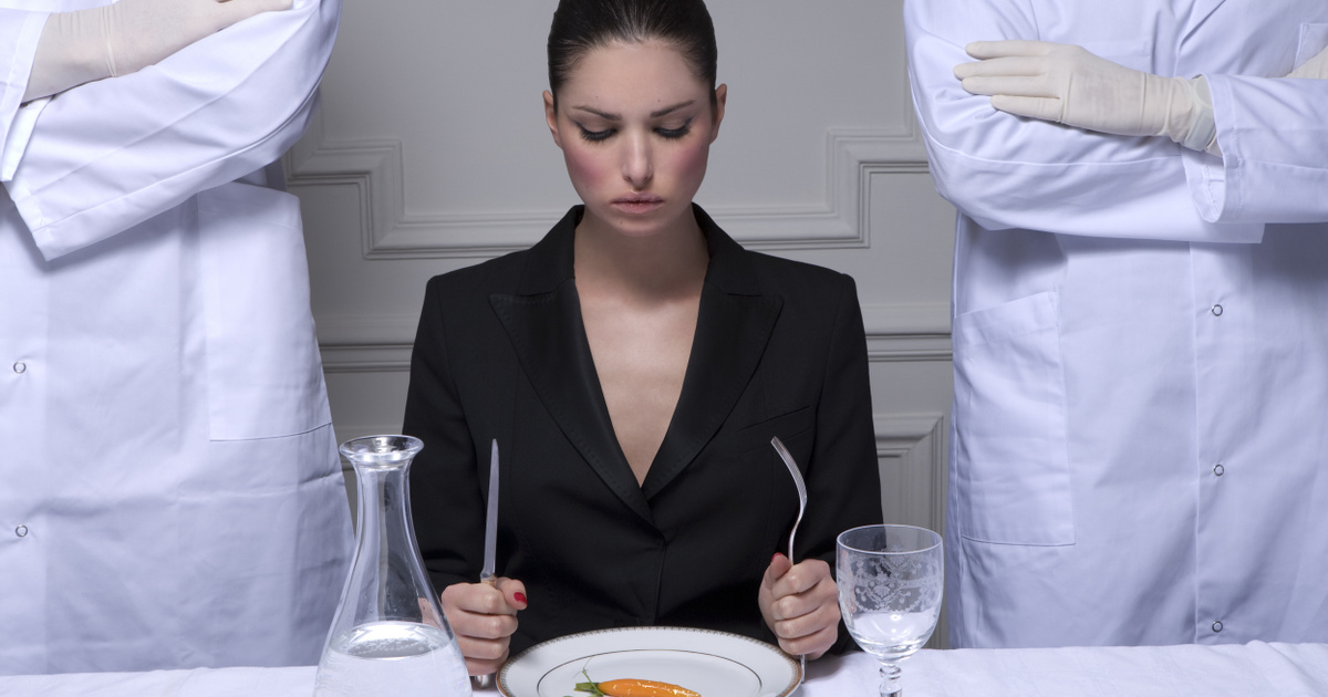 Az anorexia nervosás beteg éhezteti magát a fogyás érdekében