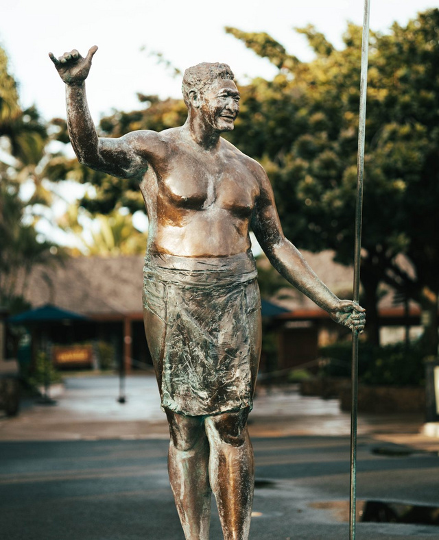 Hamana Kalili szobra a hawaii Polinéz Kulturális Központban