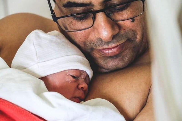 Abdul doktor és újszülött kislánya